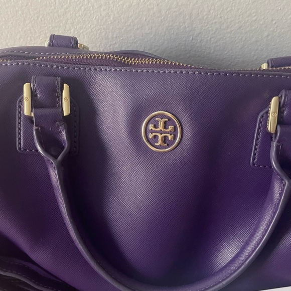 Tory Burch Robinson Middy Bag in Purple - Picture 4 of 5